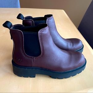 UGG lug sole Chelsea boot in size 6.5
